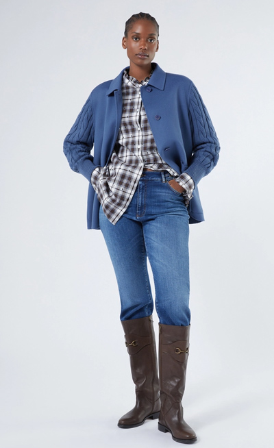 modella indossa completo autunnale stivali alti in pelle, jeans, camicia flanella a quadri, giacca in flanella blu jeans modella indossa completo autunnale stivali alti in pelle, jeans, camicia flanella a quadri, giacca in flanella blu jeans